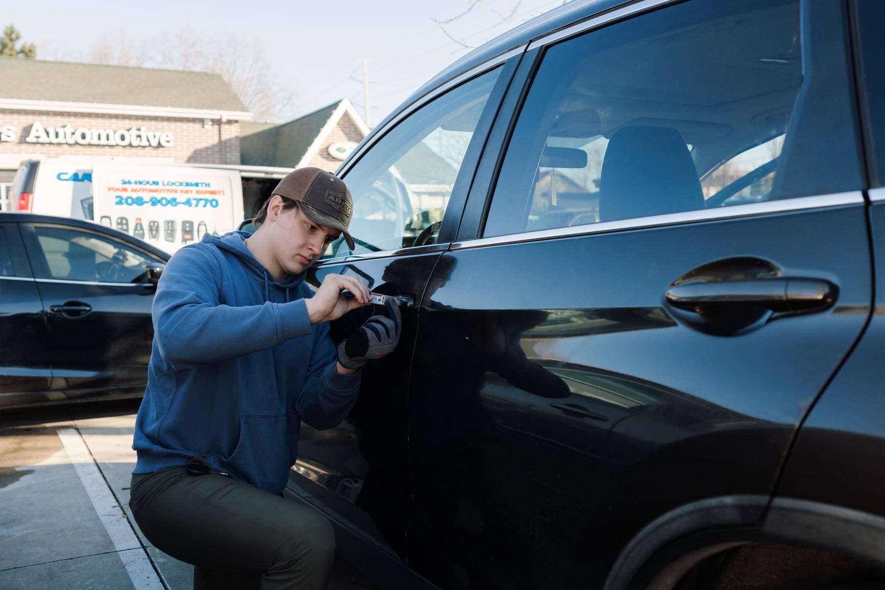 Image of Car Keys Pro employee picking car door lock